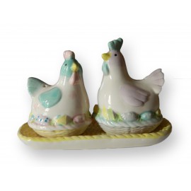 Lot salière/poivrière et son dessous en porcelaine.