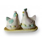 Lot salière/poivrière et son dessous en porcelaine.